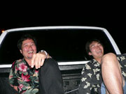 夜のワイキキの街を疾走